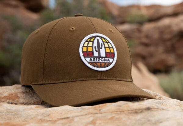 Topi dengan Logo Kustom Berbentuk Unik